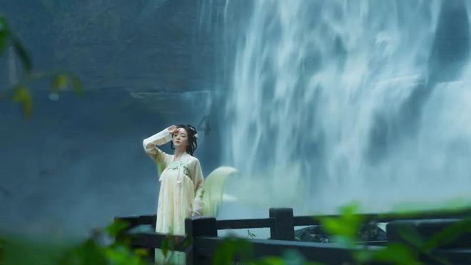 古怪巫师逃离村庄